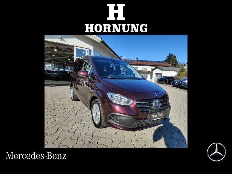 Rubellitrot metallic Gebraucht 2022 Mercedes 180 Style Limousine | 20.900 € (Superpreis) - Bild 1/4