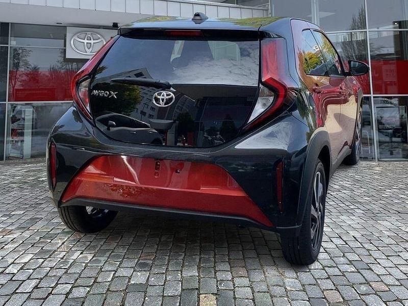 Neu Toyota Aygo 72 PS (52 kW) 2025 Chili red / night sky black Kleinwagen