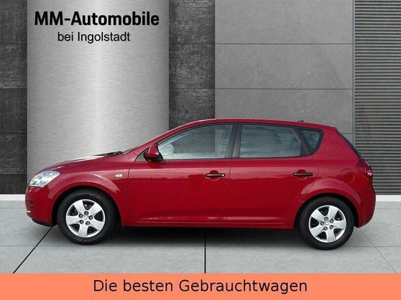 Usado Kia Ceed 109 HP (80 kW) 2009 Vermelho Citadino