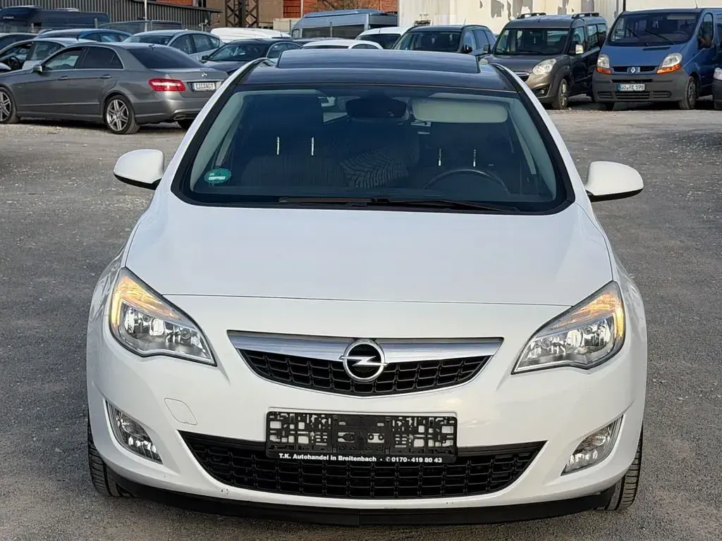 Gebraucht Opel Astra Design Edition 116 PS (85 kW) 2011 Weiß Limousine