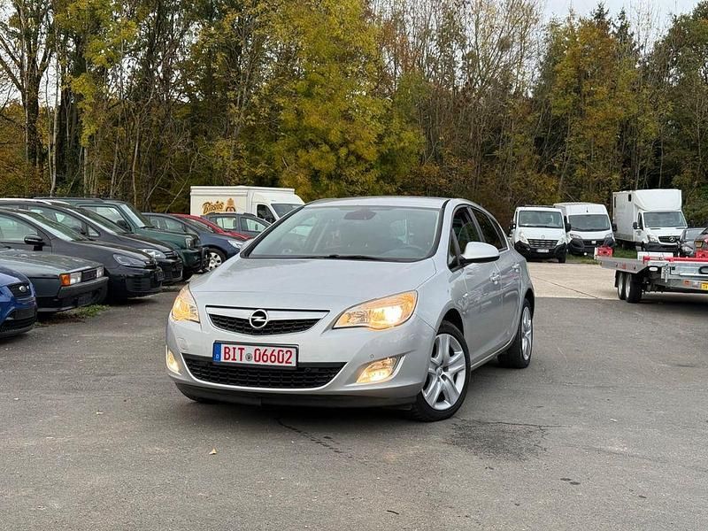 Silber Gebraucht 2011 Opel Astra Design Edition Limousine | 2.600 € (Superpreis) - Bild 1/4