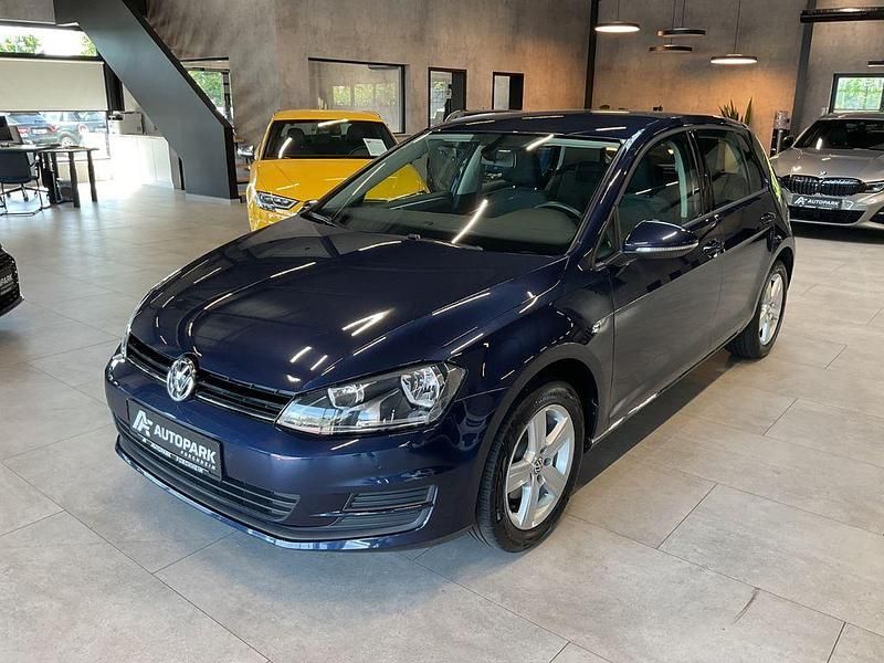 Night blue metallic Gebraucht 2015 VW Golf VII Comfortline Limousine | 7.480 € (Guter Preis) - Bild 1/4