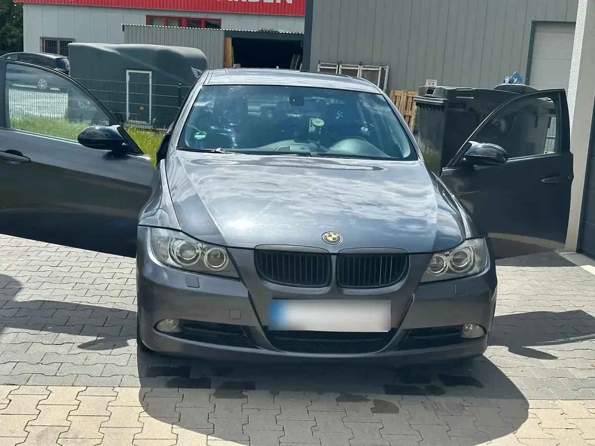 Gebraucht BMW 320 150 PS (110 kW) 2007 Grau Limousine