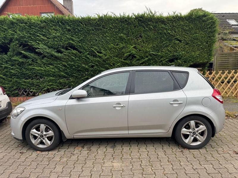 Gebraucht Kia Ceed Attract 90 PS (66 kW) 2011 Silber Kleinwagen