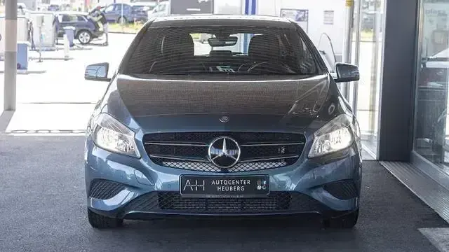 Gebraucht Mercedes A180 122 PS (89 kW) 2013 Blau Kleinwagen