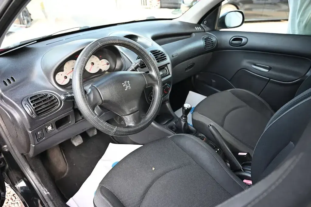 Gebraucht Peugeot 206 Tendance 75 PS (55 kW) 2009 Schwarz Limousine