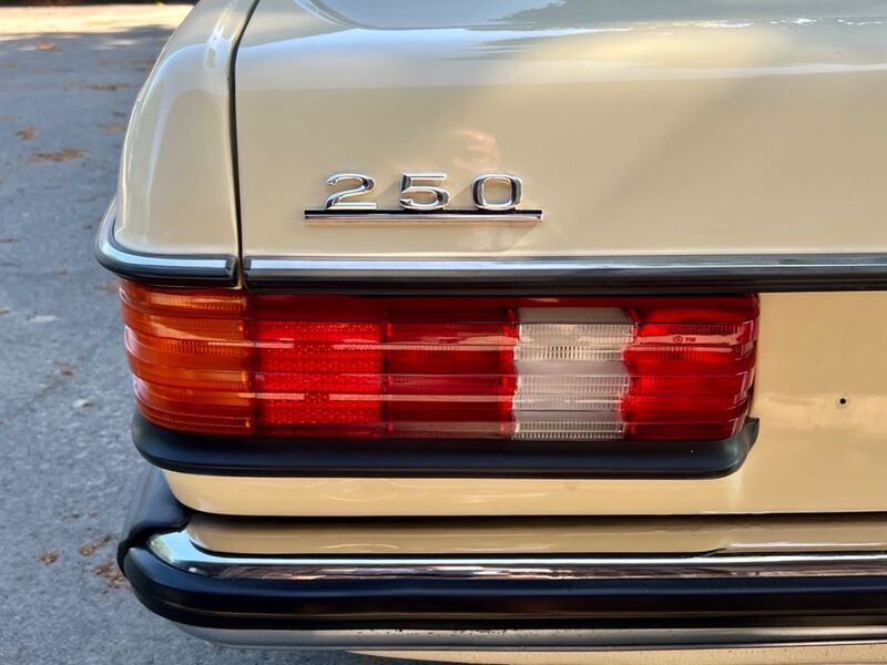 Beige Gebraucht 1979 Mercedes 250 Limousine | 12.950 € - Bild 1/4