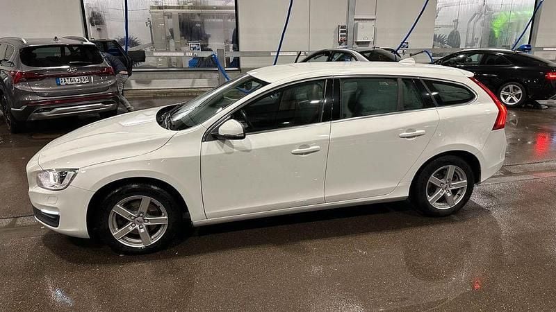 Gebraucht Volvo V60 Momentum 150 PS (110 kW) 2017 Weiß Kombi