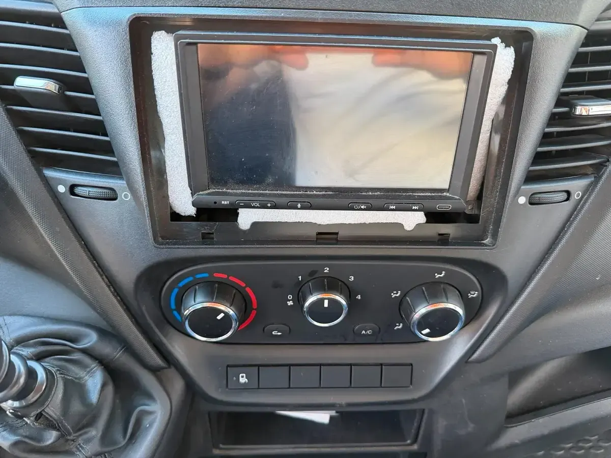 Second-hand Iveco Daily 116 CP (85 kW) 2018 Alb Berlinǎ