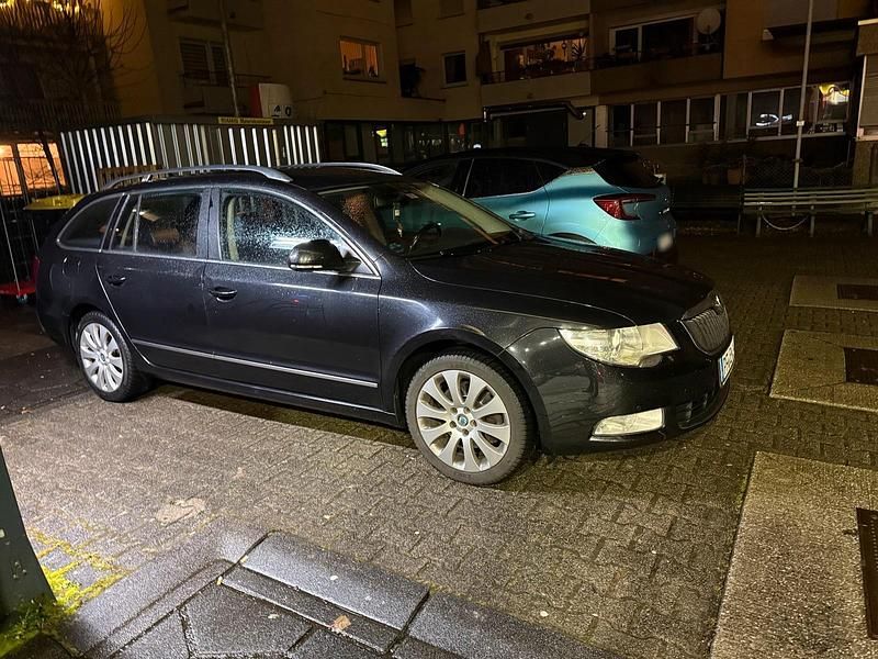 Gebraucht Skoda Superb Active 200 PS (147 kW) 2011 Schwarz Kombi