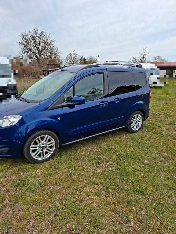 Gebraucht Ford Tourneo Courier Titanium 101 PS (74 kW) 2017 Blau Van / Kleinbus