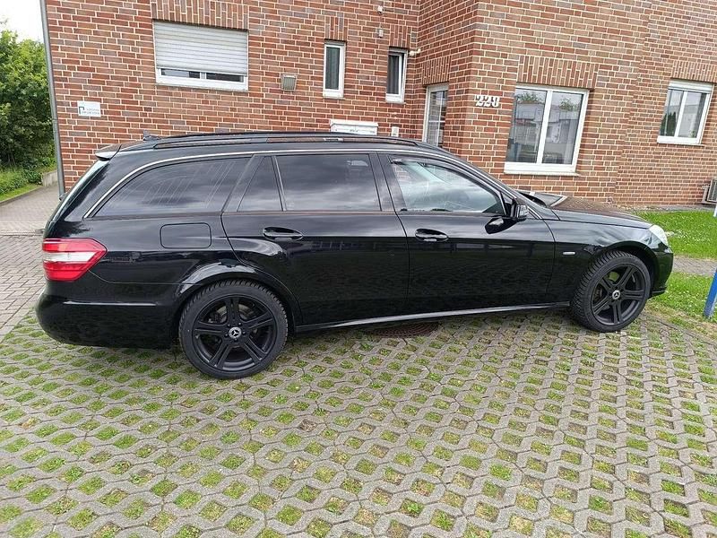 Schwarz Gebraucht 2010 Mercedes E250 Kombi | 10.000 € (Fairer Preis) - Bild 1/4