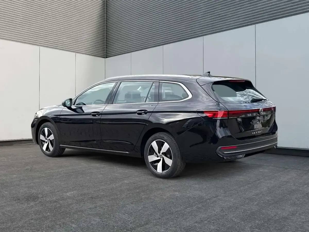 Neu VW Passat Business 150 PS (110 kW) 2025 Grenadillschwarz metallic Kombi