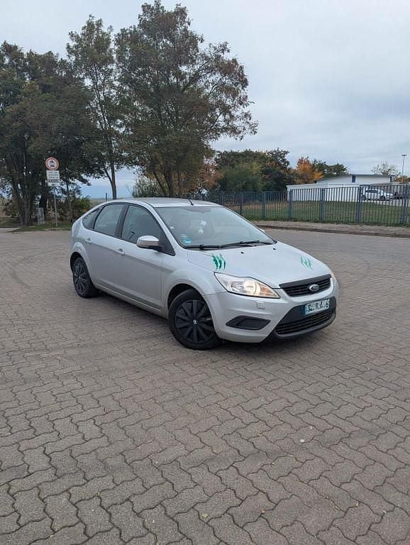Grau Gebraucht 2012 Ford Focus Ambiente Limousine | 2.700 € (Superpreis) - Bild 1/4