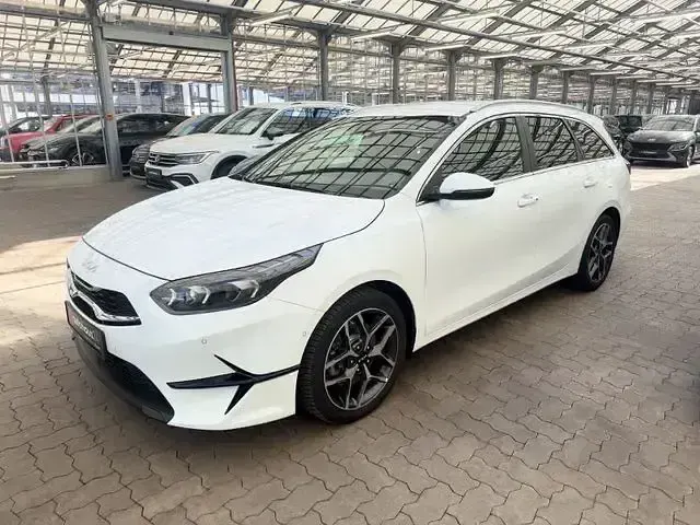 Gebraucht Kia Ceed Spirit 160 PS (117 kW) 2024 Weiß Kleinwagen
