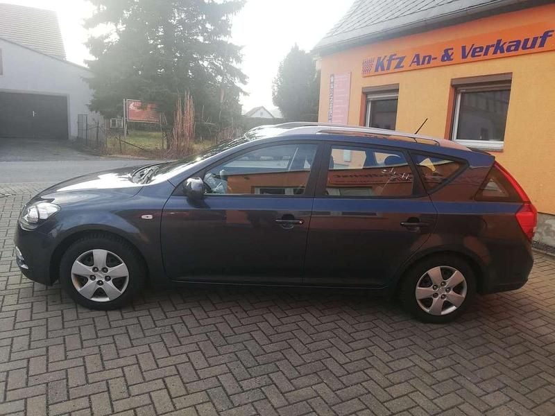 Gebraucht Kia Ceed Sportswagon 116 PS (85 kW) 2011 Gomeragrau met. Kombi