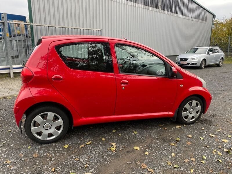 Gebraucht Toyota Aygo 68 PS (50 kW) 2007 Rot Kleinwagen