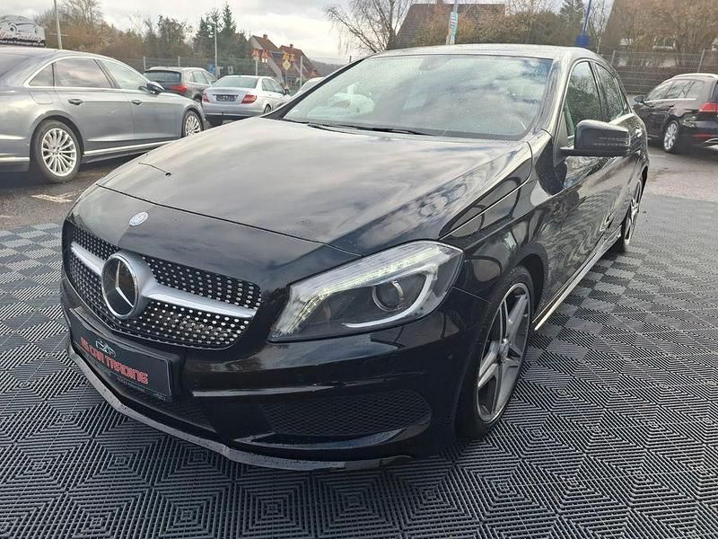 Gebraucht Mercedes A180 AMG line 122 PS (89 kW) 2015 Schwarz Limousine