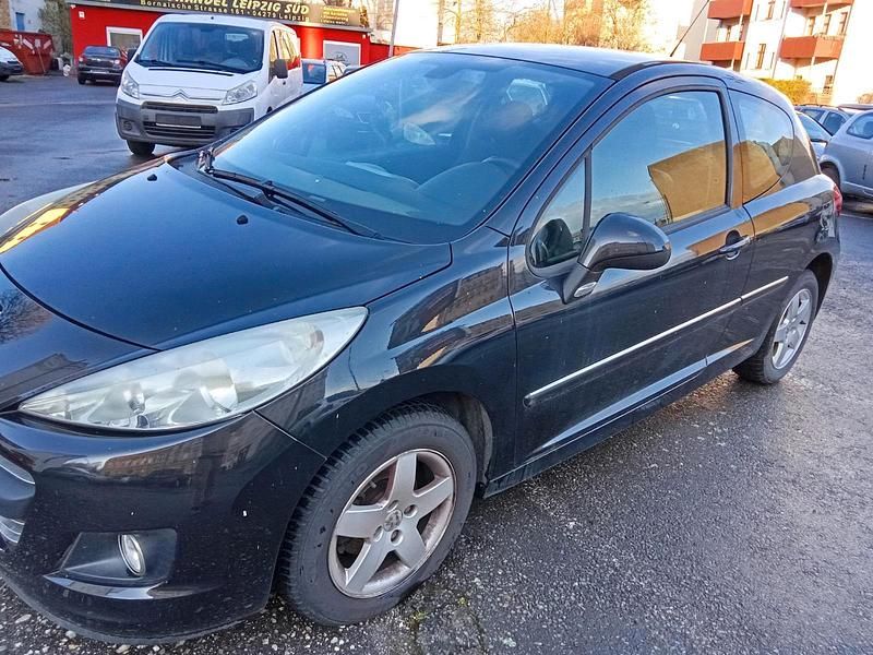 Gebraucht Peugeot 207 73 PS (53 kW) 2011 Schwarz Kleinwagen