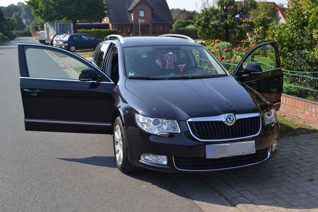 Gebraucht Skoda Superb 140 PS (102 kW) 2013 Schwarz metallic Kombi