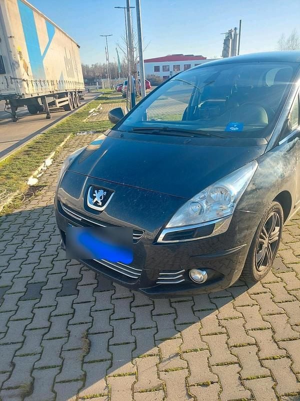 Grau Gebraucht 2010 Peugeot 5008 Family Van / Kleinbus | 4.300 € (Fairer Preis) - Bild 1/4