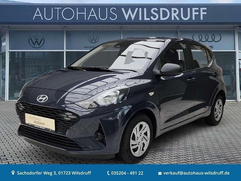 Grau Neu 2025 Hyundai i10 Comfort Kleinwagen | 15.890 € (Fairer Preis) - Bild 1/4