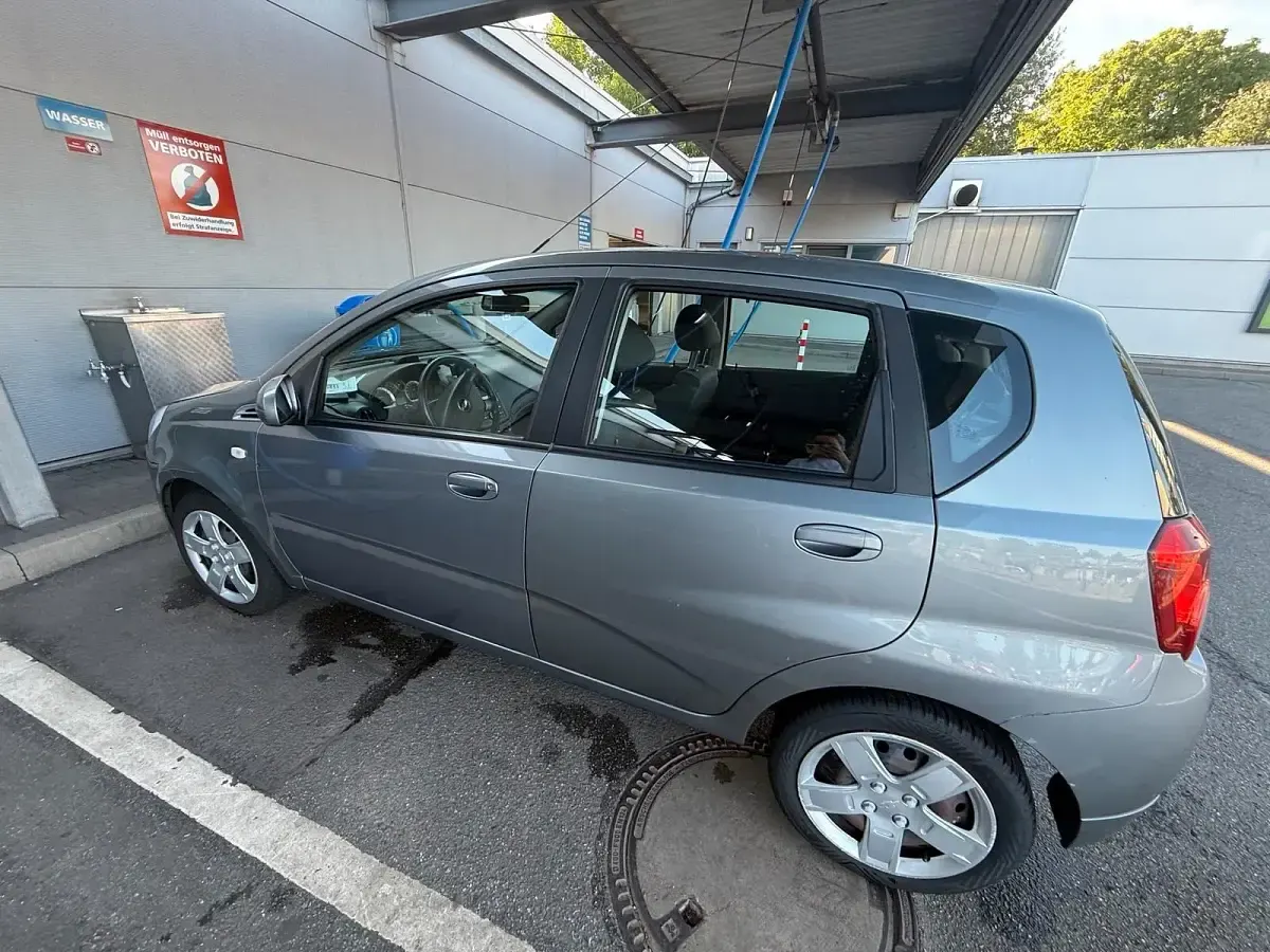 Gebraucht Chevrolet Aveo 84 PS (61 kW) 2010 Grau Kleinwagen