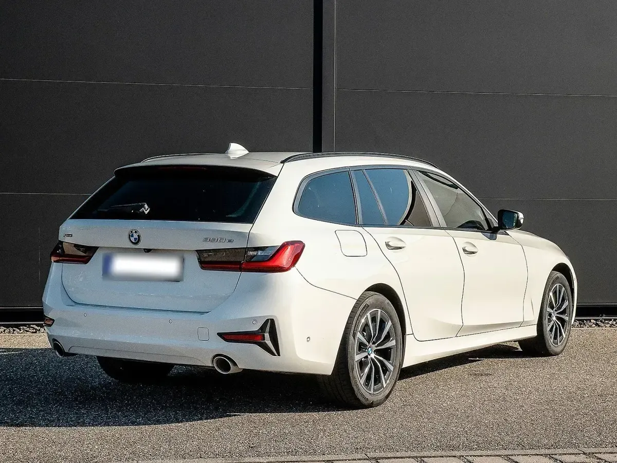 Gebraucht BMW 330e Advantage 292 PS (214 kW) 2021 Weiß Kombi