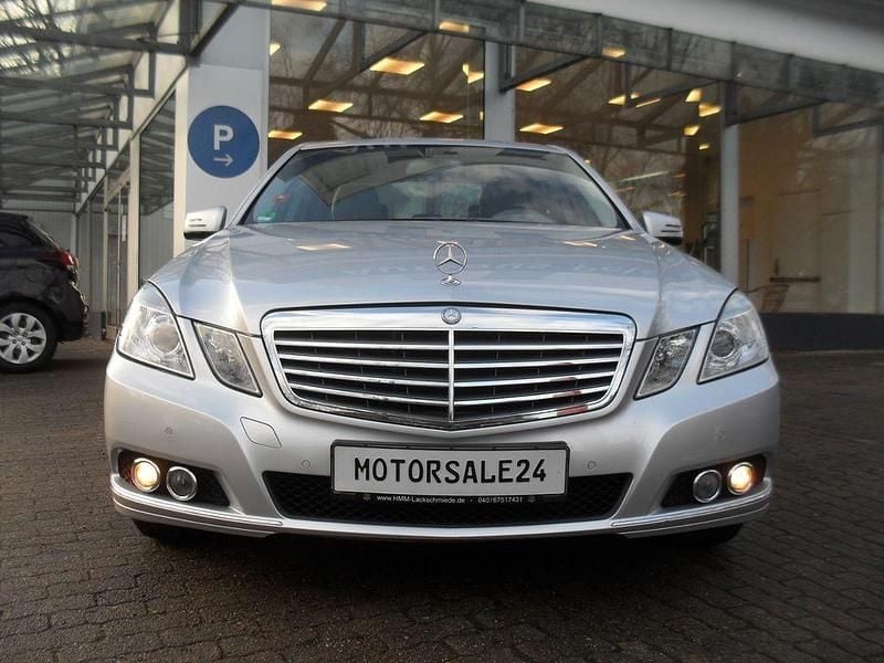 Silber Gebraucht 2009 Mercedes E200 Limousine | 13.890 € (Etwas zu teuer) - Bild 1/4