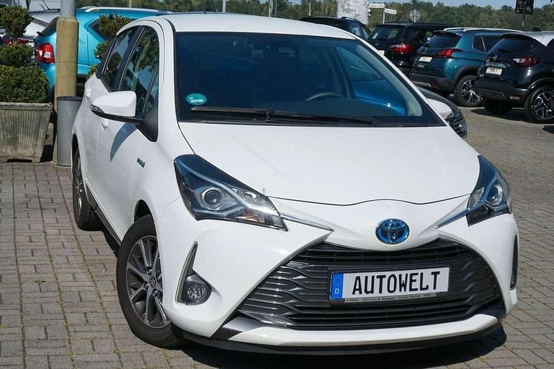Weiß Gebraucht 2020 Toyota Yaris Hybrid Club Kleinwagen | 15.990 € (Guter Preis) - Bild 1/4