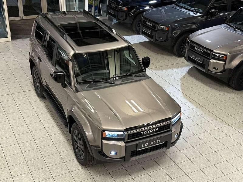 Avantgarde bronze mica 4v8 Gebraucht 2025 Toyota Land Cruiser TEC-Edition SUV | 88.595 € (Guter Preis) - Bild 1/4