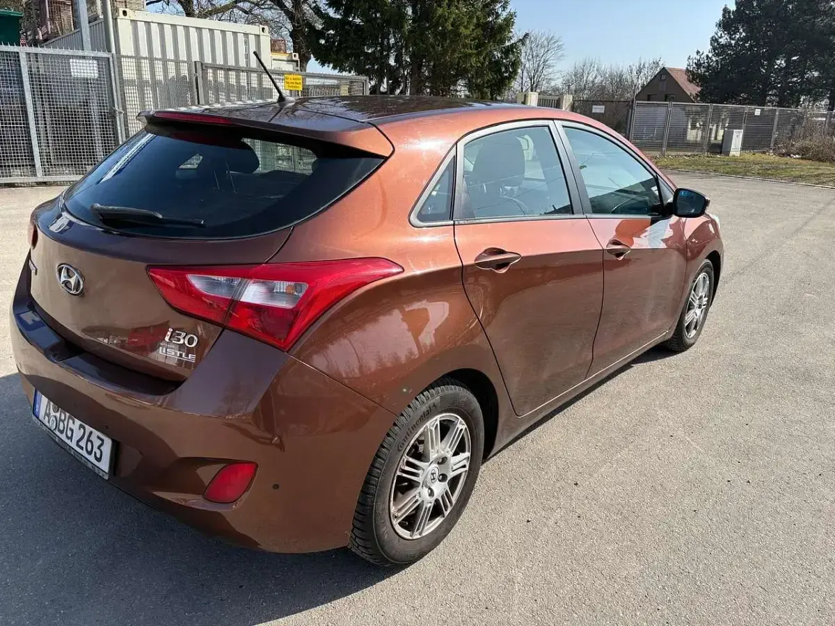 Second-hand Hyundai i30 Edition 90 CP (66 kW) 2011 Maro Berlinǎ