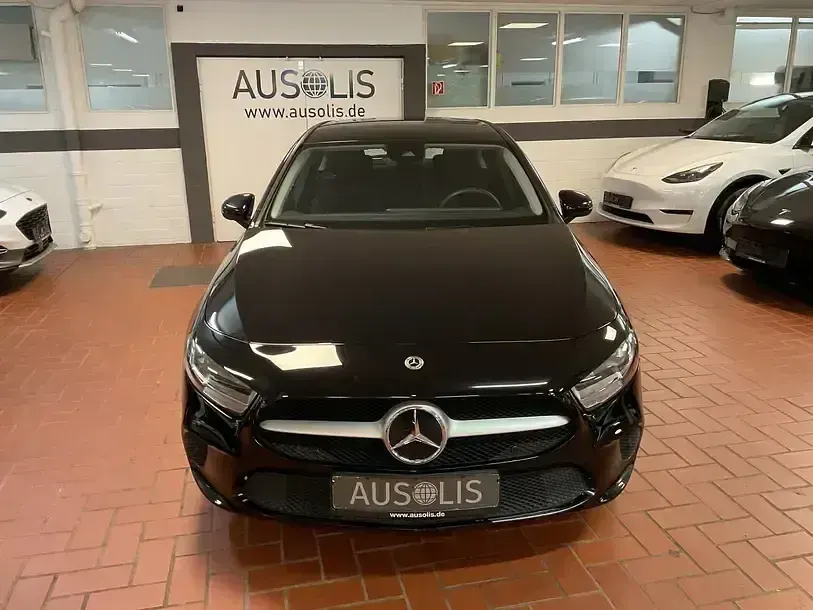 Gebraucht Mercedes A180 116 PS (85 kW) 2022 Schwarz Limousine