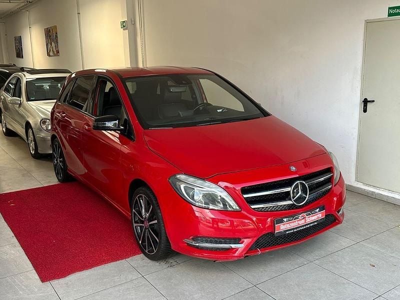 Rot Gebraucht 2013 Mercedes B200 AMG line Van / Kleinbus | 5.999 € (Superpreis) - Bild 1/4