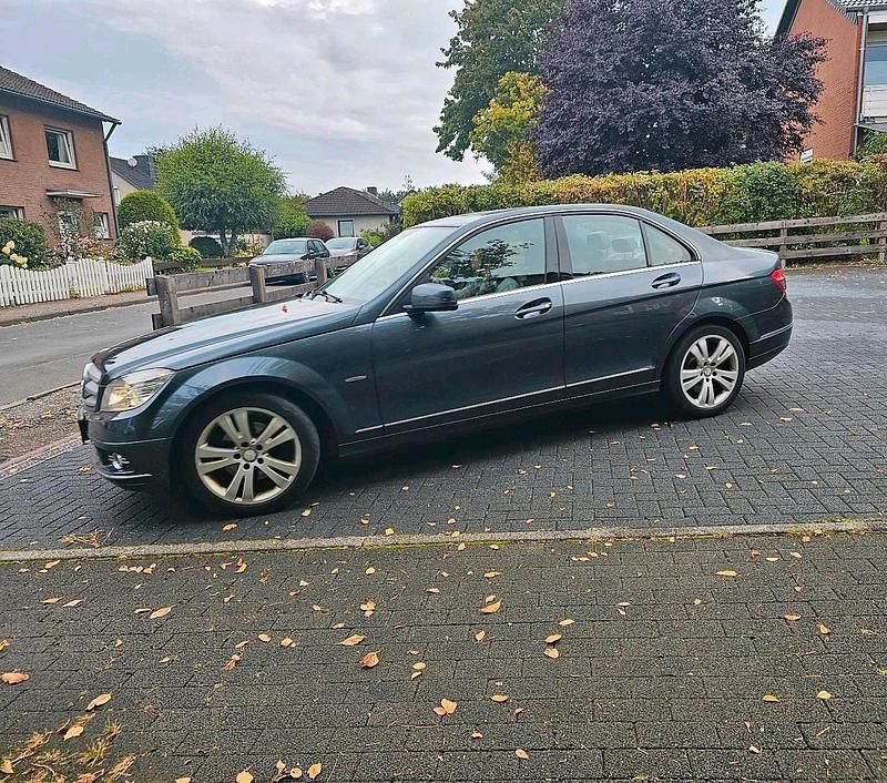 Grau Gebraucht 2009 Mercedes C200 Limousine | 7.250 € (Fairer Preis) - Bild 1/4