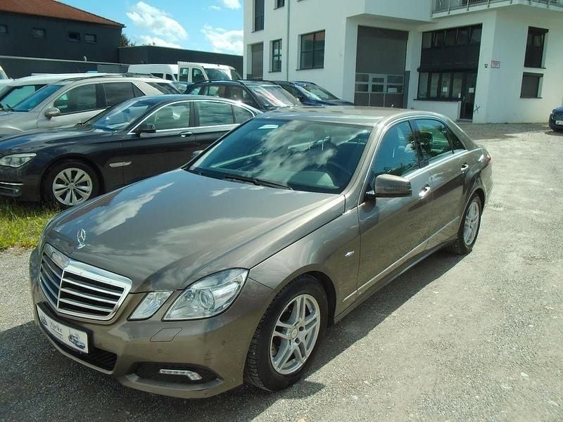 Grau Gebraucht 2009 Mercedes E350 Avantgarde Limousine | 6.950 € (Superpreis) - Bild 1/4