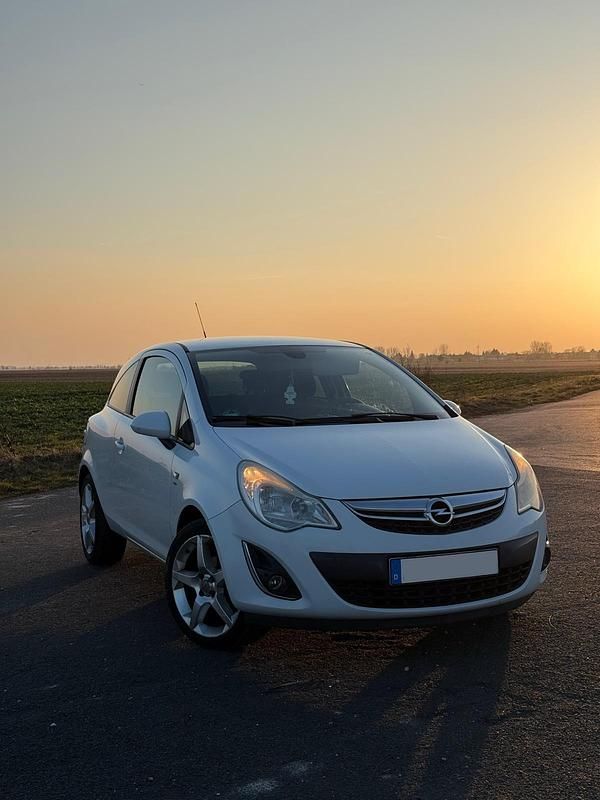 Gebraucht Opel Corsa 95 PS (69 kW) 2011 Weiß Kleinwagen