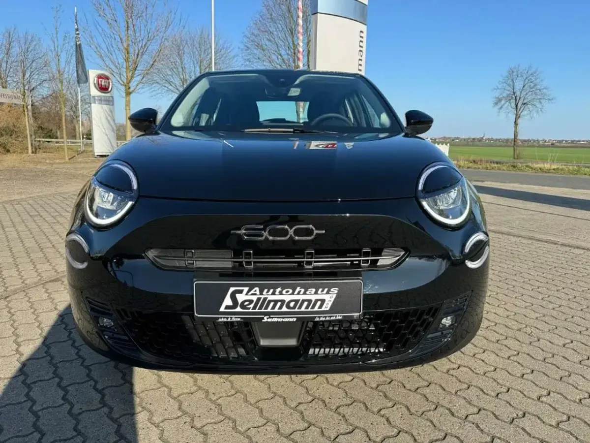 Neu Fiat 600E Red 114 kW (156 PS) 2025 Schwarz Limousine