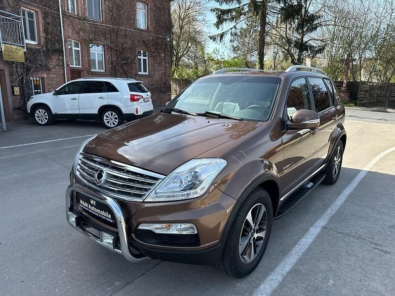 Braun Gebraucht 2017 Ssangyong Rexton Sapphire SUV | 21.999 € (Etwas zu teuer) - Bild 1/4