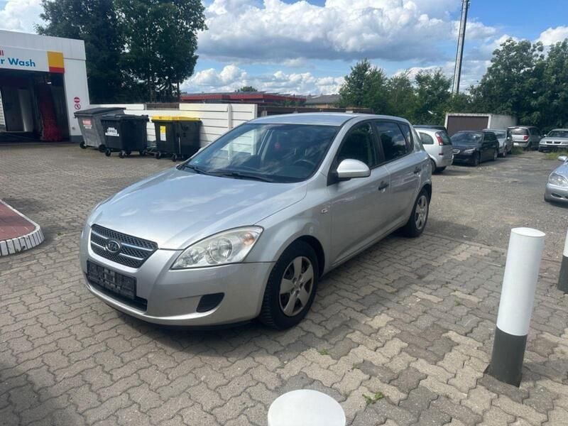 Gebraucht Kia Ceed 90 PS (66 kW) 2009 Silber Kleinwagen