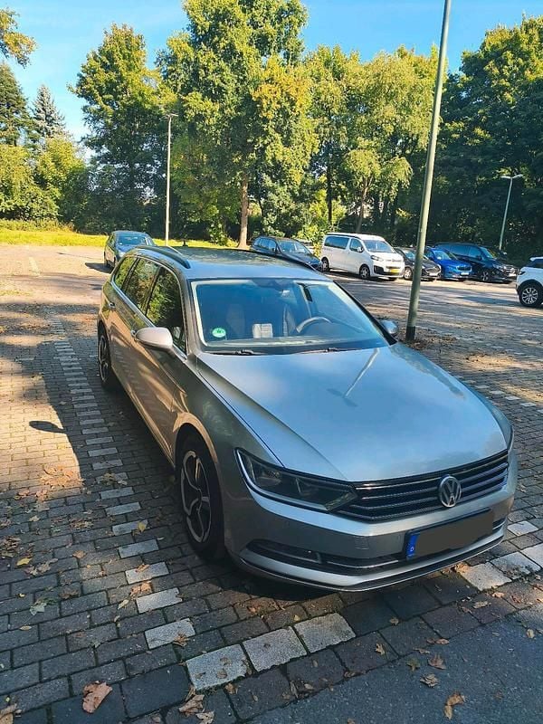 Grau Gebraucht 2015 VW Passat Kleinwagen | 8.000 € (Etwas zu teuer) - Bild 1/4