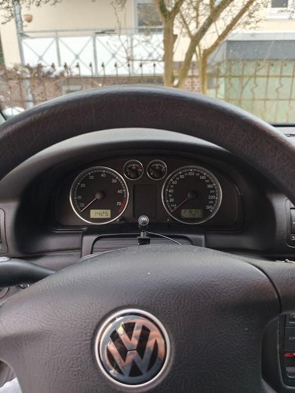 Grau Gebraucht 2002 VW Passat Limousine | 1.000 € (Superpreis) - Bild 1/4