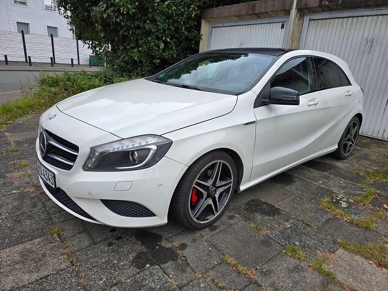 Weiß Gebraucht 2012 Mercedes A180 Sport Limousine | 10.950 € (Fairer Preis) - Bild 1/4