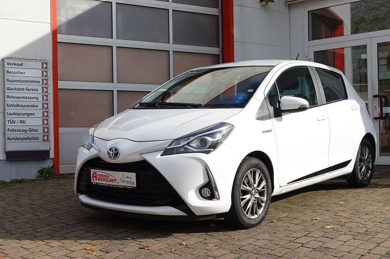Weiß Gebraucht 2017 Toyota Yaris Hybrid Edition-S Kleinwagen | 14.500 € (Fairer Preis) - Bild 1/4