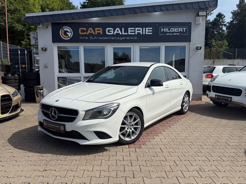 Weiß Gebraucht 2016 Mercedes CLA200 Night Limousine | 14.990 € (Fairer Preis) - Bild 1/4