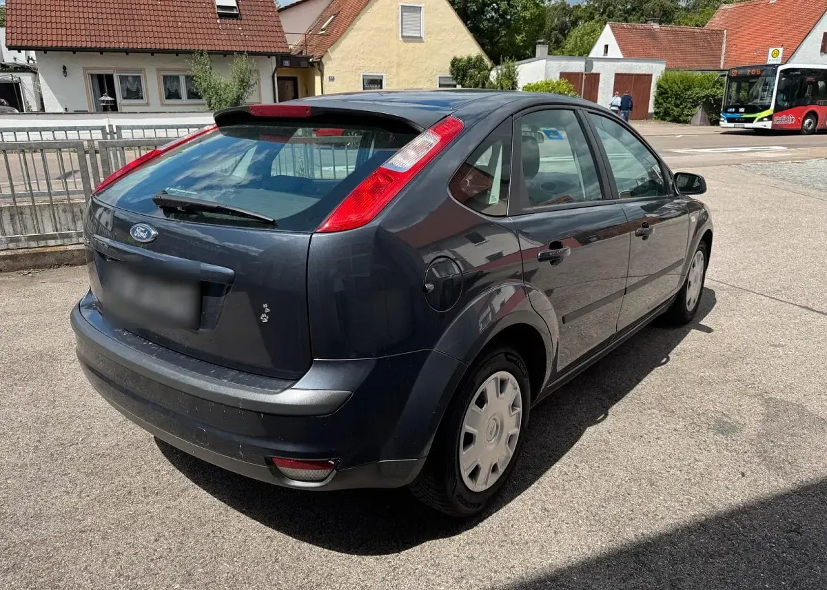 Gebraucht Ford Focus 100 PS (73 kW) 2007 Grau Limousine