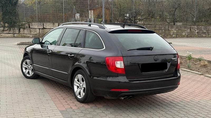 Gebraucht Skoda Superb 140 PS (102 kW) 2012 Schwarz Kombi