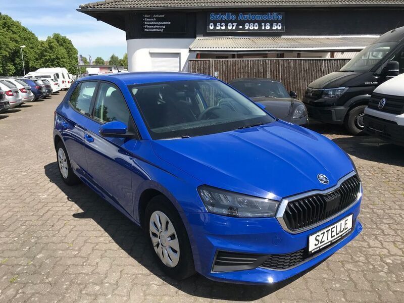 Blau Gebraucht 2022 Skoda Fabia Active Kleinwagen | 9.999 € - Bild 1/4