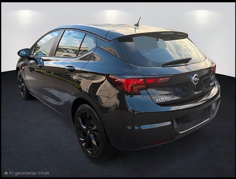 Gebraucht Opel Astra Selection 105 PS (77 kW) 2016 Schwarz Limousine