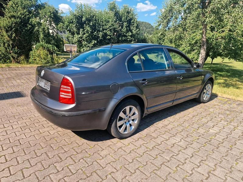 Grau Gebraucht 2003 Skoda Superb Limousine | 700 € (Fairer Preis) - Bild 1/4